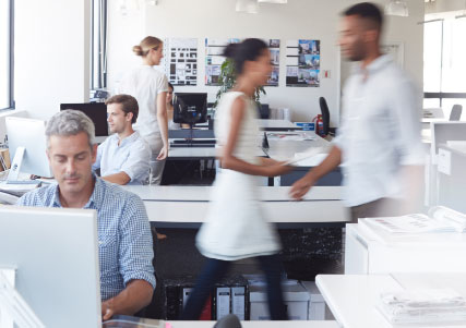 Eine Gruppe von Menschen, die in einem Büro arbeiten und Antragsdokumente verwalten.